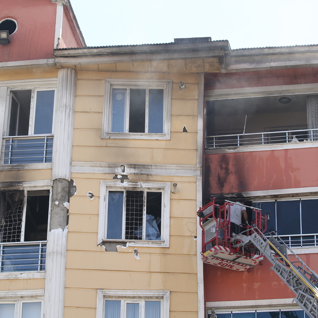 Muş'ta 7 katlı binada çıkan yangında 3 ev hasar gördü