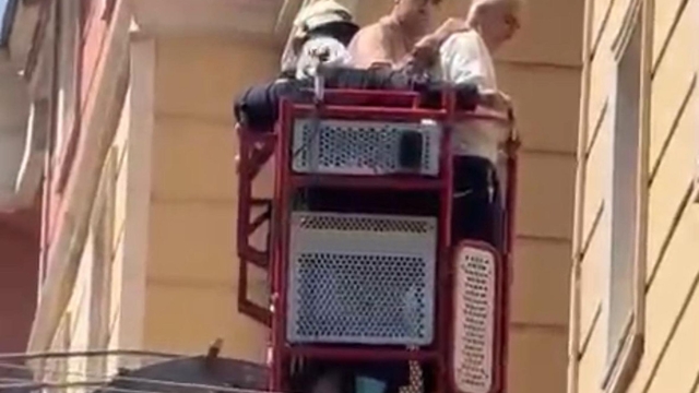 7 katlı binadaki yangında mahsur kalan 5 kiş itfaiye merdiveniyle kurtarıldı