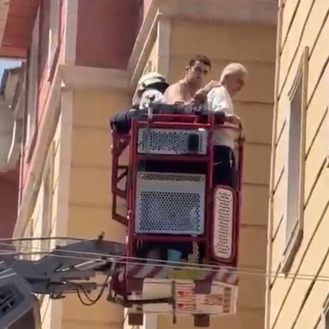 7 katlı binadaki yangında mahsur kalan 5 kiş itfaiye merdiveniyle kurtarıld...