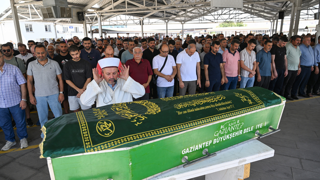 "Yamaç Paraşütü Dünya Kupası"nda geçirdiği kazada ölen sporcunun cenazesi Gaziantep'te defnedildi