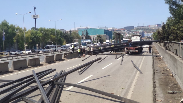 Kocaeli'de tırdan yola düşen demir profiller nedeniyle D-100 kara yolu ulaşıma kapandı