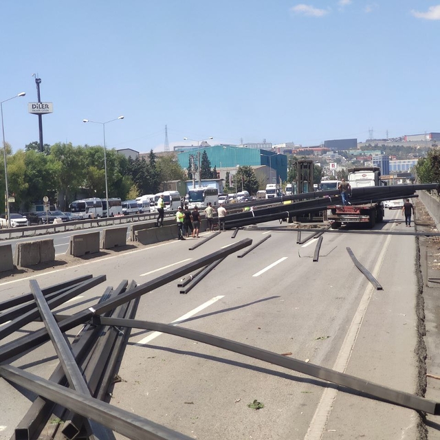 Kocaeli'de tırdan yola düşen demir profiller nedeniyle D-100 kara yolu ulaş...