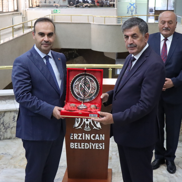 Sanayi ve Teknoloji Bakanı Kacır, Erzincan'da ziyaretlerde bulundu