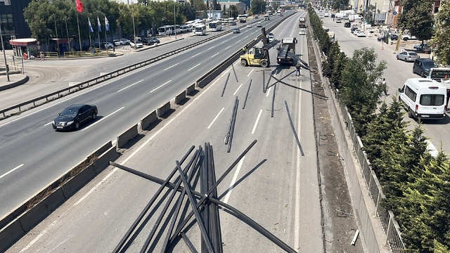 Dilovası'nda TIR'daki profiller yola düştü; İstanbul istikameti ulaşıma kapandı