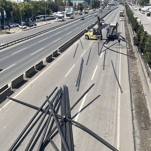 Dilovası'nda TIR'daki profiller yola düştü; İstanbul istikameti ulaşıma kap...