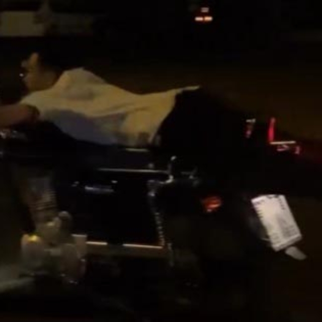 Yüzüstü uzanıp kullandıkları motosikletleriyle trafiği tehlikeye düşürdüler