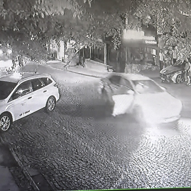 Ehliyetsiz ve alkollü sürücü, otomobille kaldırıma ve araçlara çarptı; kaza...