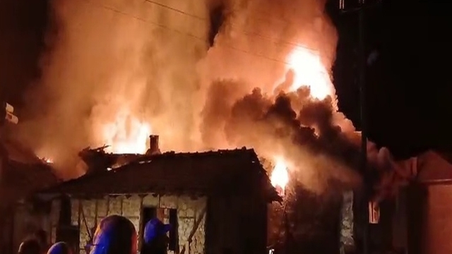 2 ev ve eklentilerinin yandığı yangına tutuklama