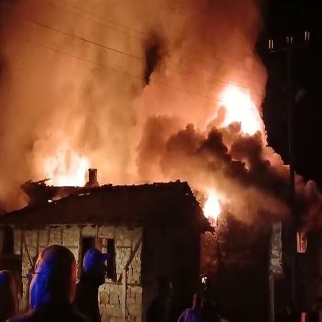 2 ev ve eklentilerinin yandığı yangına tutuklama