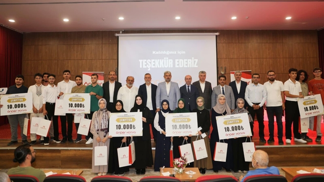 Konya'da başarılı öğrenciler için ödül töreni düzenledi