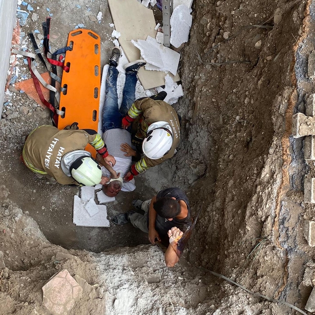 İskenderun'da inşaat boşluğuna düşen kişi yaralandı