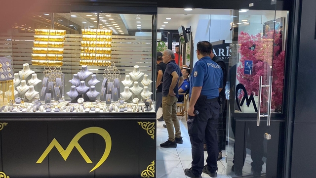 Karabük'te boncuk atan tabancayla kuyumcu soygunu girişimi kamerada
