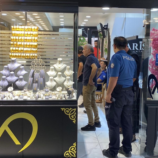 Karabük'te boncuk atan tabancayla kuyumcu soygunu girişimi kamerada