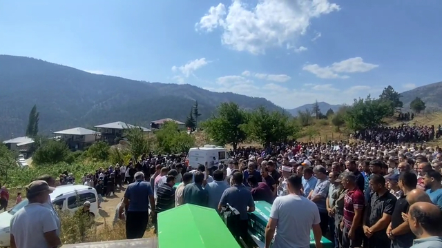 5 kişinin öldüğü kazada otomobil sürücüsü ile 4 yaşındaki Defne'nin cenazeleri teslim alındı (2)