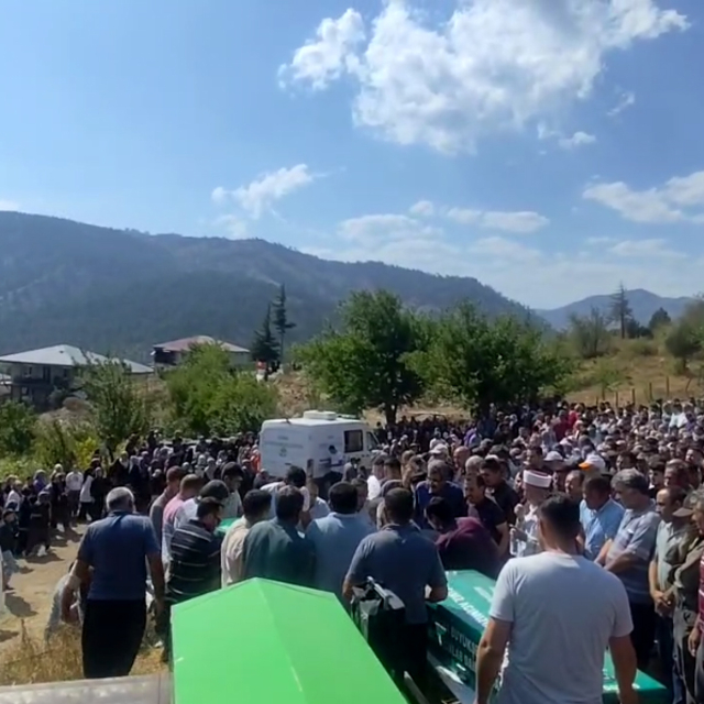 5 kişinin öldüğü kazada otomobil sürücüsü ile 4 yaşındaki Defne'nin cenazel...