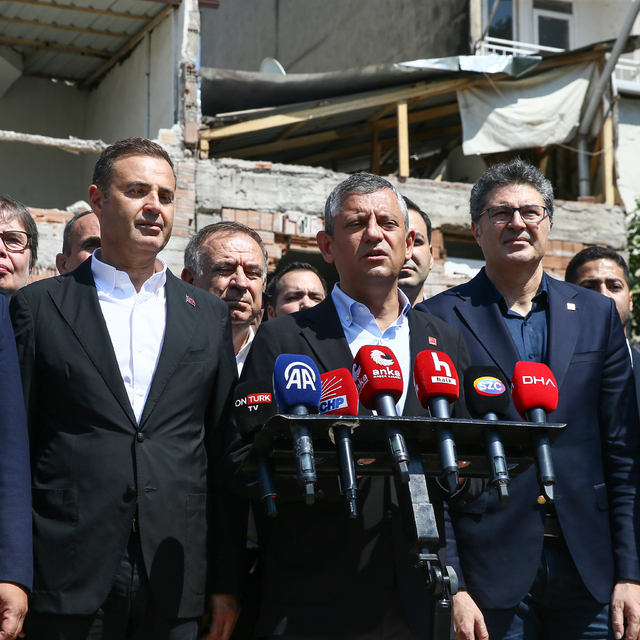 CHP Genel Başkanı Özel, 6,1 büyüklüğünde depremin yaşandığı Sındırgı'da kon...