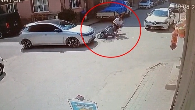 Bursa'da motosiklet ile otomobilin çarpıştığı kaza kamerada: 1 yaralı