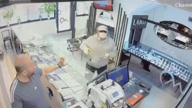 Boncuk atan oyuncak tabancayla kuyumcu soymaya çalışan şüpheli kamerada