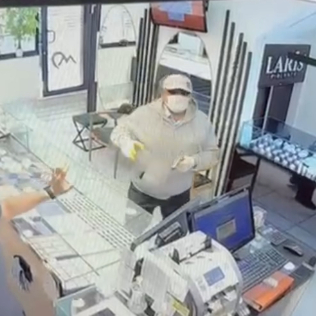 Boncuk atan oyuncak tabancayla kuyumcu soymaya çalışan şüpheli kamerada