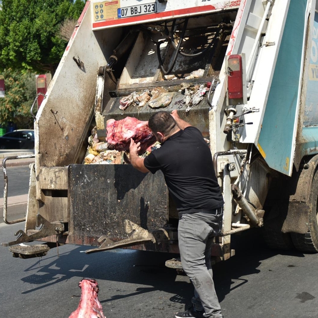 Antalya'da yapılan gıda denetiminde bir işyerinde son kullanma tarihi geçmi...