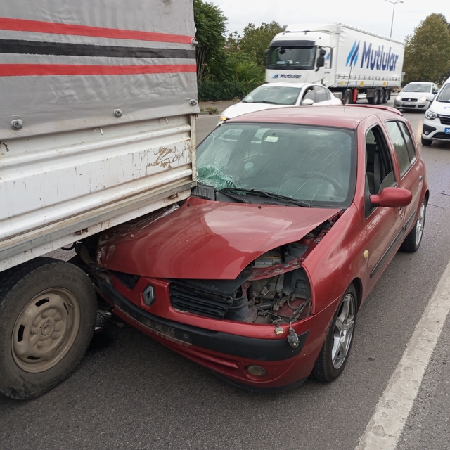 Samsun'da otomobille kamyonetin çarpıştığı kazada 2 kişi yaralandı