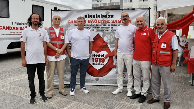 Eski milli futbolcu Tanju Çolak, Samsun'da kan bağışına destek verdi