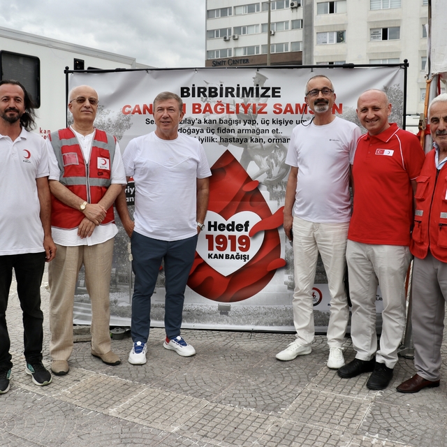 Eski milli futbolcu Tanju Çolak, Samsun'da kan bağışına destek verdi