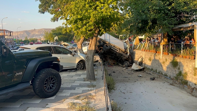 Nevşehir'de freni patlayan kamyon park halindeki araçlara çarpıp, su kanalına devrildi: 3 yaralı