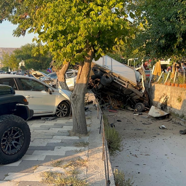 Nevşehir'de freni patlayan kamyon park halindeki araçlara çarpıp, su kanalı...