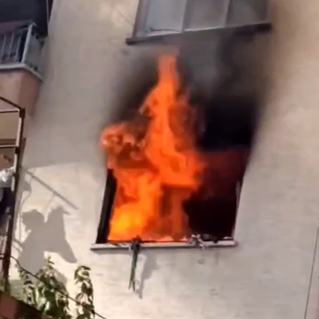 Aydın'da 4 katlı binada çıkan yangında 2 kişi dumandan etkilendi