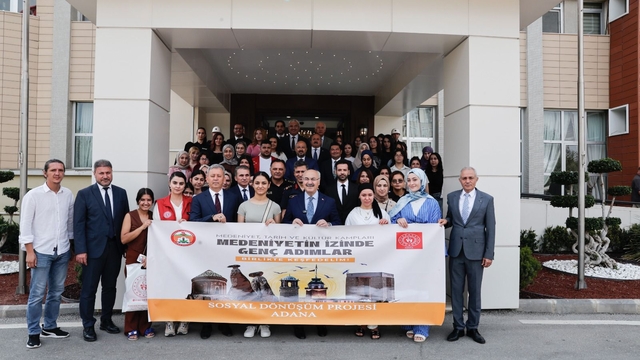 Adana'dan 40 kız öğrenci Nevşehir kampına uğurlandı