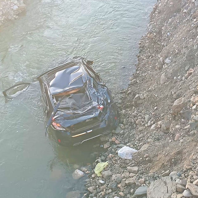 Otomobil Peri Çayı'na düştü, anne ve kızı yaralandı