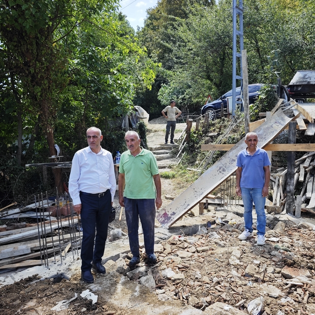 Yakakent'te ihtiyaç sahibi aileye yeni ev yapılıyor