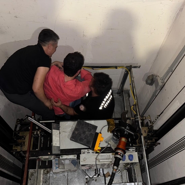 Diyarbakır'da stadyumdaki asansörde mahsur kalan 8 taraftarın kurtarılma an...