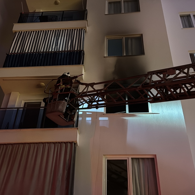 Alanya'da apartman dairesinde çıkan yangın hasara neden oldu