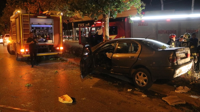 Otomobil ağaca çarptı: 2 ölü, 1 ağır yaralı