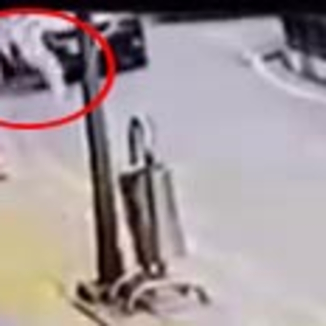 Hafif ticari aracın çarptığı çocuk yaralandı; kaza kamerada