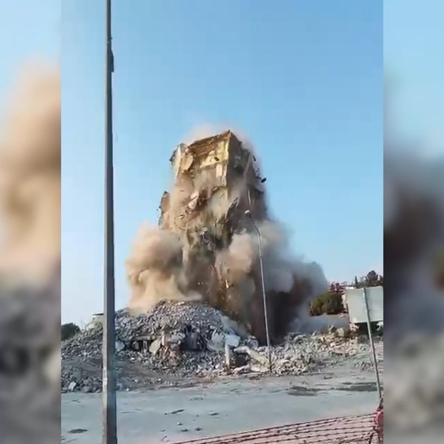 Hasarlı bina yıkılırken çöktü, operatör son anda kurtuldu