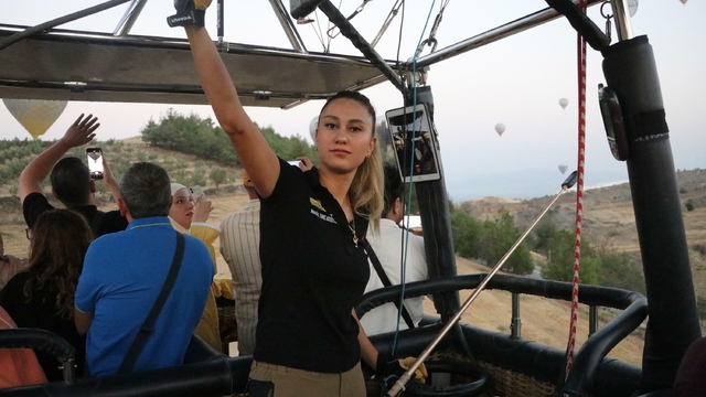 Ön muhasebeci olarak çalıştığı balon şirketinin ilk kadın pilotu oldu