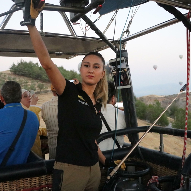Ön muhasebeci olarak çalıştığı balon şirketinin ilk kadın pilotu oldu