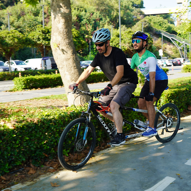 Görme yetisini kaybetti ama tutkusu bisikletten vazgeçmedi