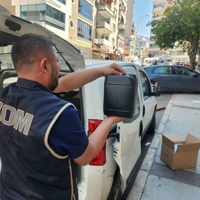 İzmir'de 5 milyon TL değerinde kaçak ürün ele geçirildi