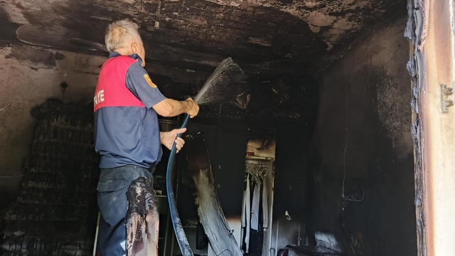 Şırnak'ta ev yangını; 2 yaşındaki çocuk dumandan etkilendi