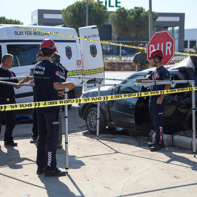 Ağaca çarpan otomobilde sıkışan sürücü yaşamını yitirdi