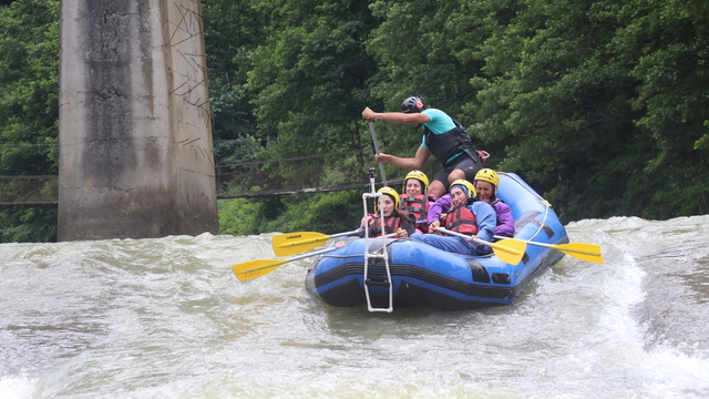 Rize'de yerli ve yabancı turistlerin rafting keyfi