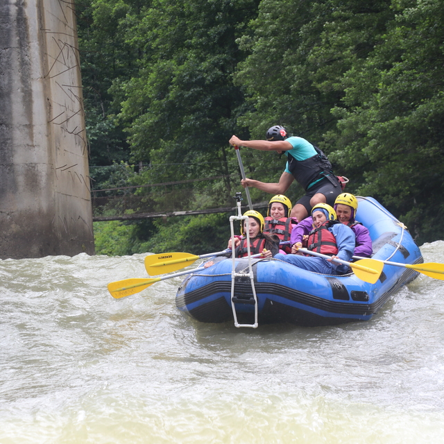 Rize'de yerli ve yabancı turistlerin rafting keyfi