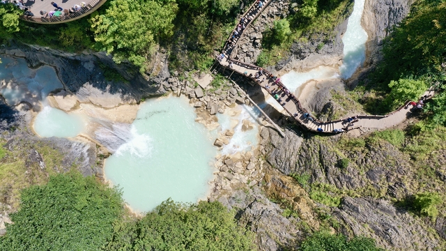 Göksu travertenleri ve Mavigöl turkuaz renkleriyle turizmde ön planda