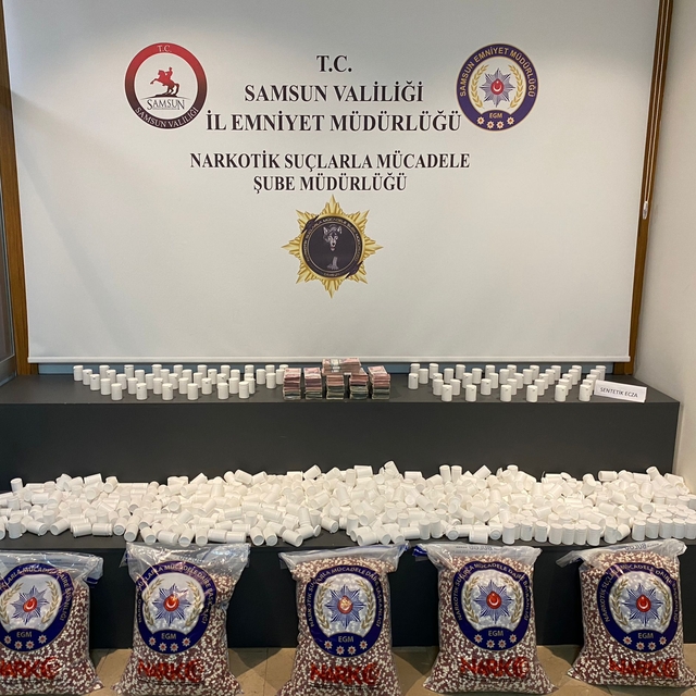 Samsun'da karpuz yüklü kamyonette 110 bin uyuşturucu hap ve para ele geçiri...