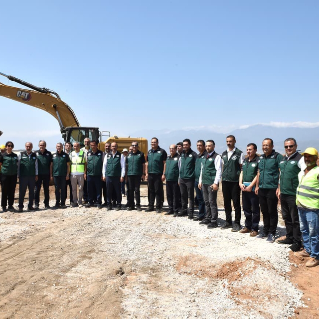 DSİ Genel Müdürü Mehmet Akif Balta Asi Nehri'nde yürütülen çalışmaları ince...