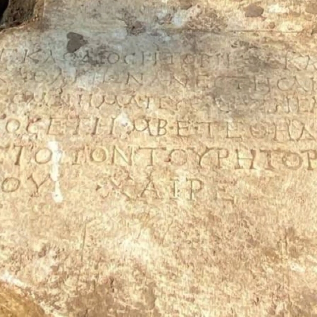 1900 yıllık mezar taşını satmaya çalışırken yakalandı